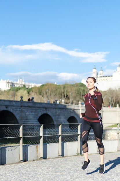 Photo femme s'étirant se reposant après avoir couru et fait du jogging dans un parc avec des vêtements de sport