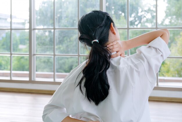 une femme s'étire à la maison