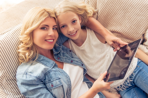 Femme et sa fille adolescente à l'aide d'une tablette.