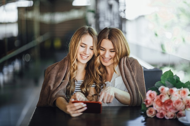 Femme et sa fille à l'aide d'un smartphone