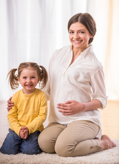 Femme et sa fille mignonne