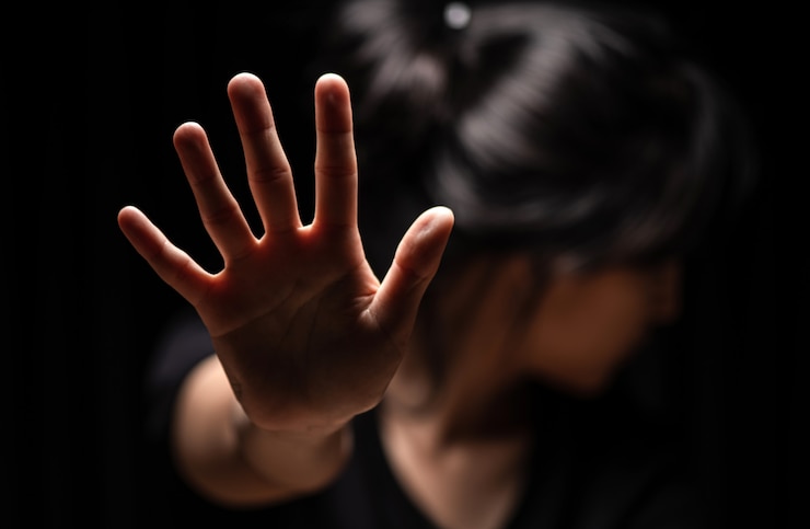 Photo femme avec sa main étendue pour signaler l'arrêt