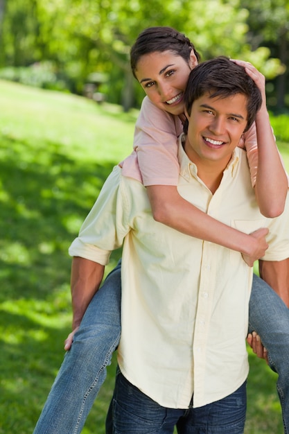 Femme avec sa main sur la tête de ses amis comme il la porte