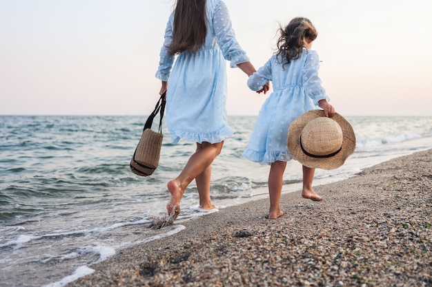 Femme et sa petite fille sur la plage