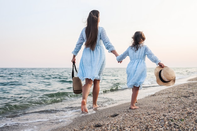 Femme et sa petite fille sur la plage