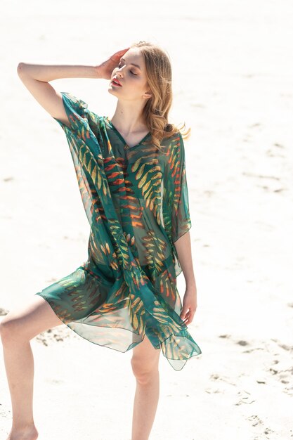 Femme sur le sable près de la mer