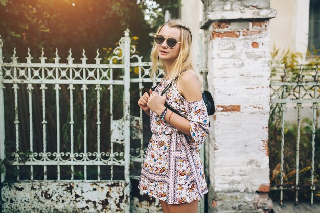 Femme avec sac à dos à la clôture