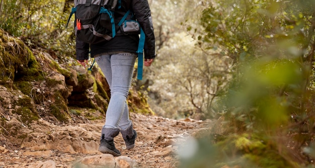 Femme avec sac à dos dans la nature se bouchent