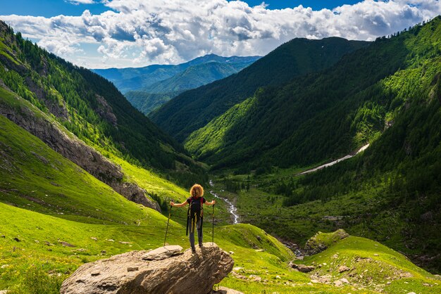 Femme, sac à dos, reposer, sommet montagne