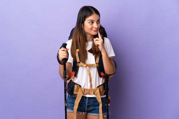 Femme avec un sac à dos en studio