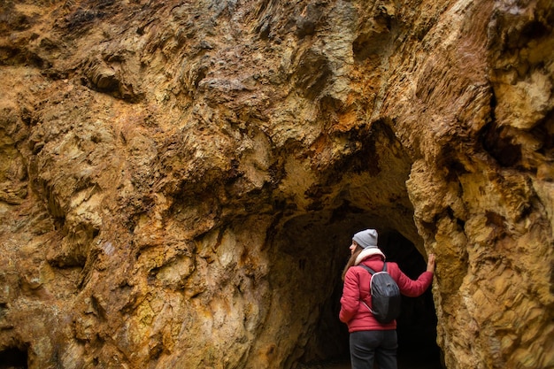 Une femme avec un sac à dos va gorge dans la montagne