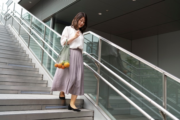 Femme avec sac en tissu plein coup