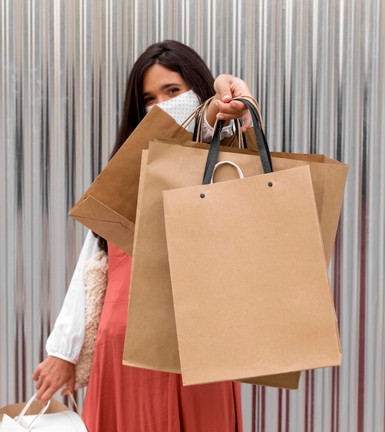 Photo femme avec des sacs à provisions un espace de copie