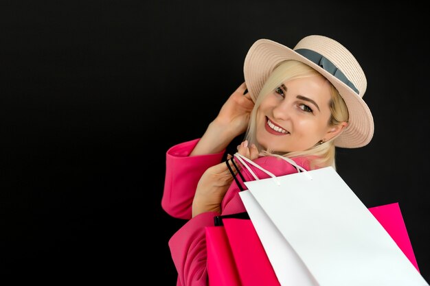 femme avec des sacs à provisions le vendredi noir