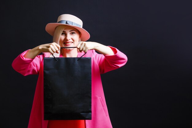 femme avec des sacs à provisions le vendredi noir