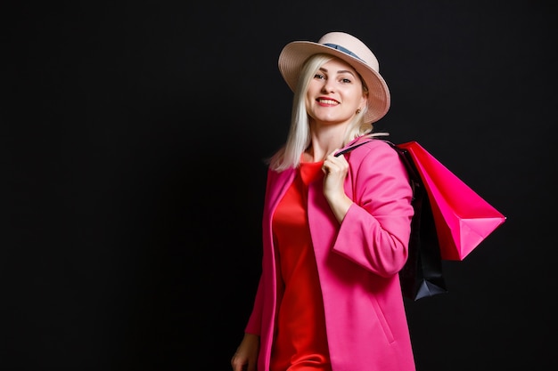 femme avec des sacs à provisions le vendredi noir