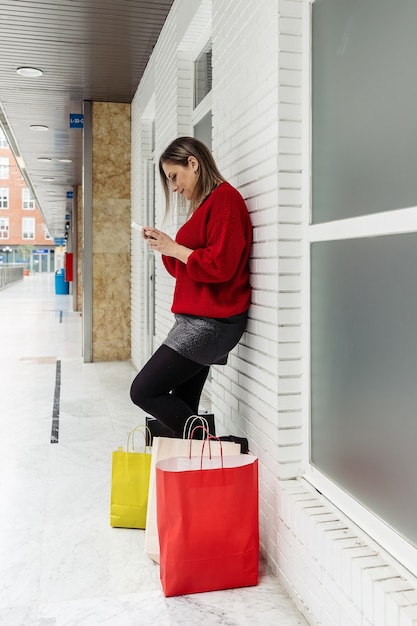 femme avec des sacs à provisions