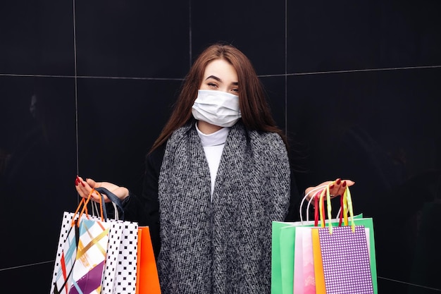 Femme avec des sacs à provisions