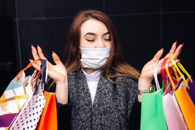 Photo femme avec des sacs à provisions