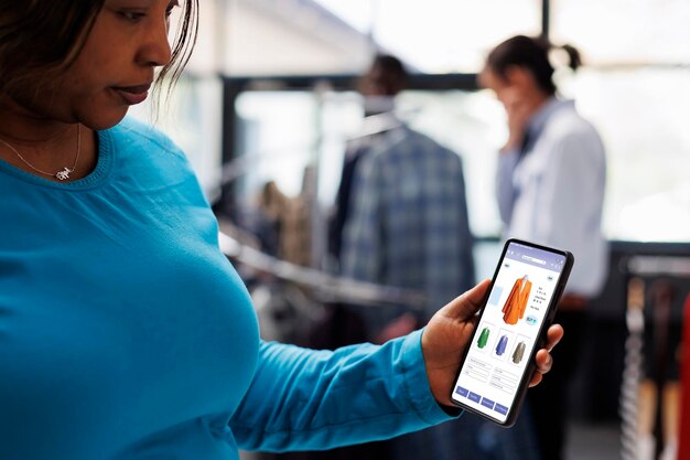 Photo une femme saisit son téléphone pendant ses achats