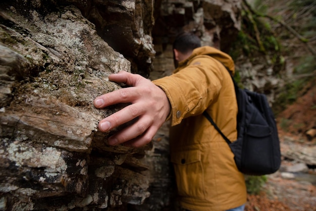 Femme de la saison d'automne escalade dans les rochers