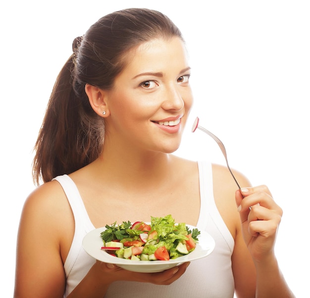 Femme avec salade sur fond blanc