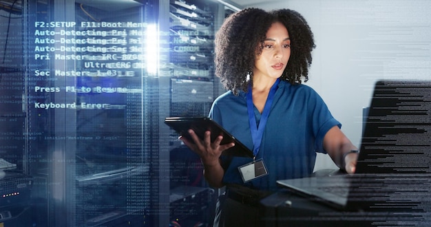 Femme de salle serveur ou superposition avec ordinateur portable pour le codage de la mise à jour du système ou de la cybersécurité Programmeur d'inspection de logiciels ou ingénieur informatique avec tablette pour la résolution de problèmes ou l'analyse de données