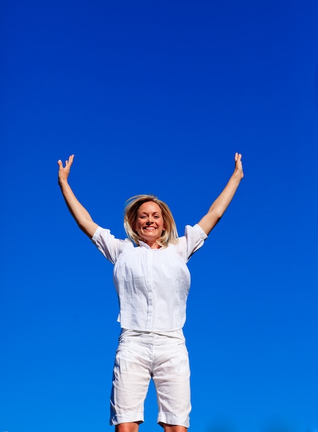 Femme sans soucis appréciant la vie