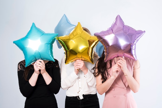 Photo femme sans visage avec des ballons colorés