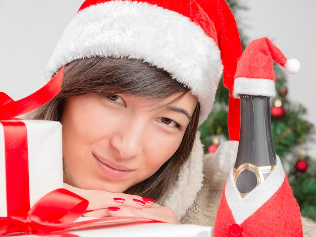 Femme, santa, chapeau, Sourire