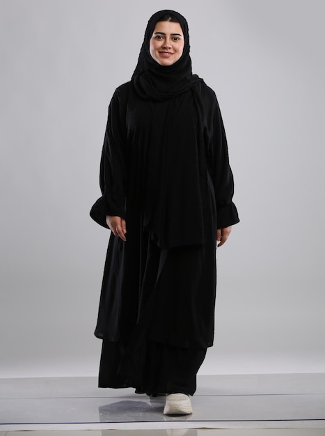 Femme saoudienne portant abaya debout