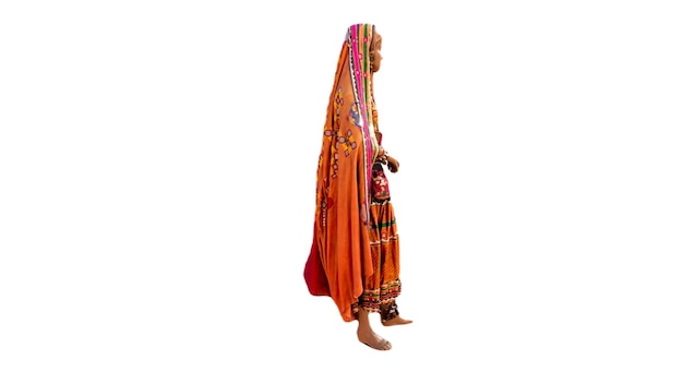 Photo une femme en sari orange avec une écharpe rouge