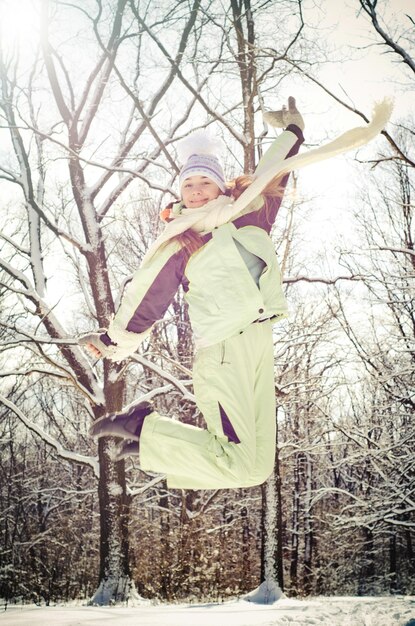 Photo femme sautant en hiver à l'extérieur