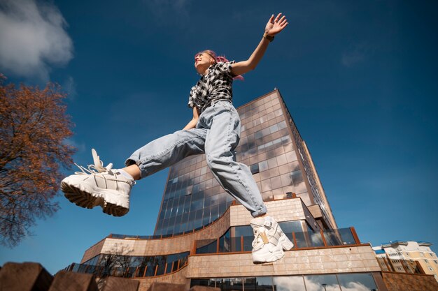 Photo femme sautant en ville low angle