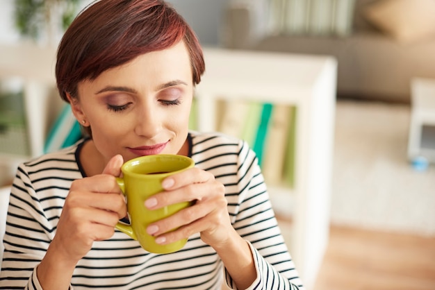 Femme savourant un bon café