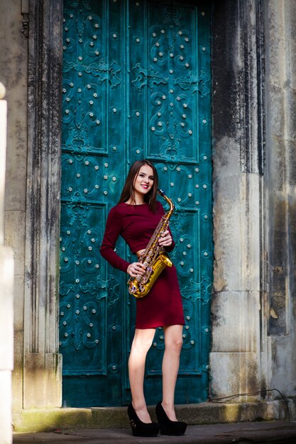 Femme, saxophone, rue