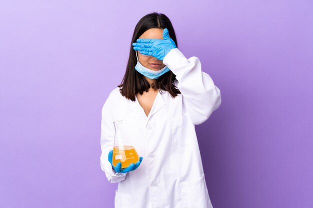 Femme scientifique enquêtant sur un vaccin pour guérir la maladie du coronavirus couvrant les yeux par les mains. Je ne veux pas voir quelque chose