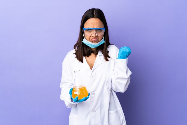 Femme scientifique enquêtant sur un vaccin pour guérir la maladie avec une expression malheureuse