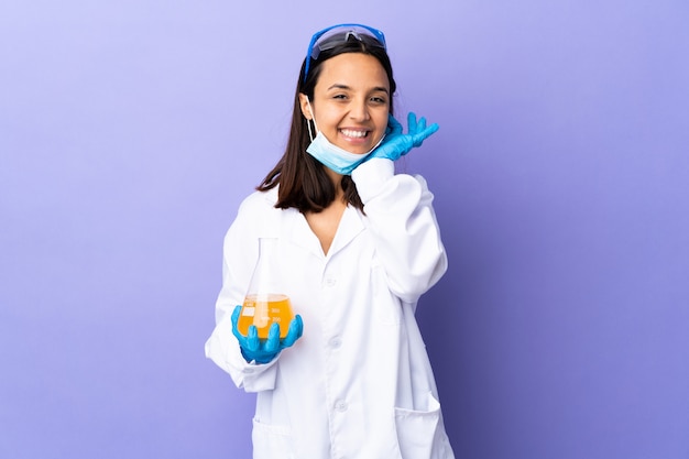 Femme scientifique étudiant un vaccin pour guérir la maladie des coronavirus en riant