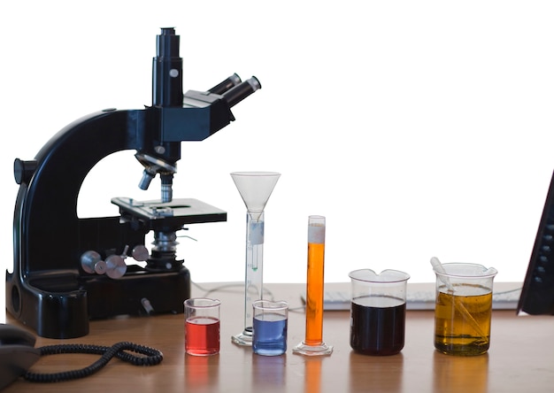 Femme scientifique expérimentant