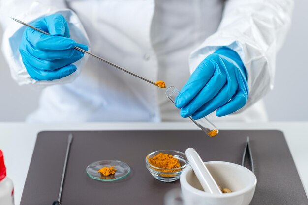 Photo une femme scientifique expérimente des épices en laboratoire.