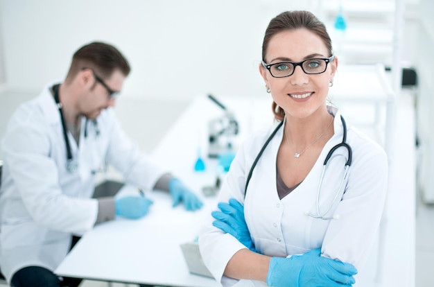 Femme scientifique sur le fond du laboratoire