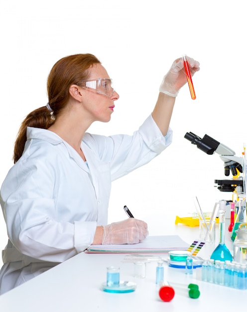 femme scientifique de laboratoire chimique avec tube à essai