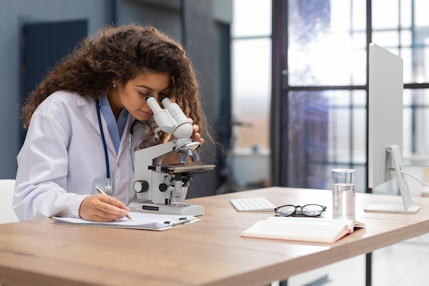 Femme scientifique en manteau de médecine travaille dans un laboratoire scientifique