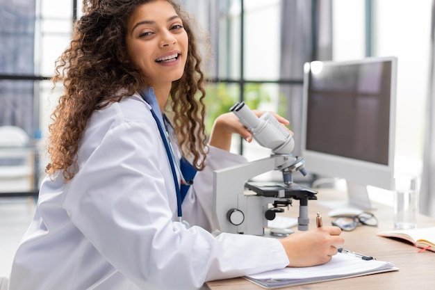 Femme scientifique en manteau de médecine travaille dans un laboratoire scientifique