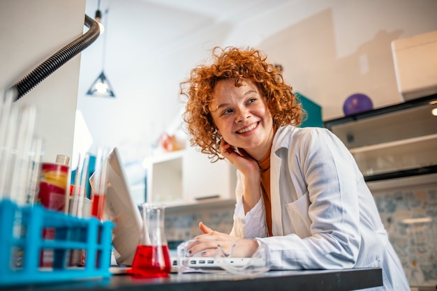 Photo femme scientifique naviguant sur le net pendant l'enquête