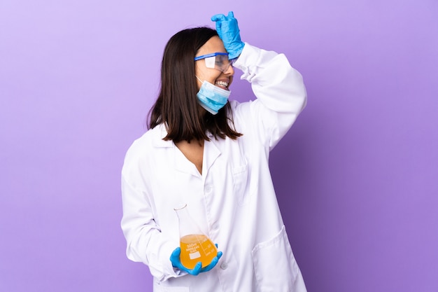 Une femme scientifique qui étudie un vaccin pour guérir la maladie a réalisé quelque chose et a l'intention de trouver la solution