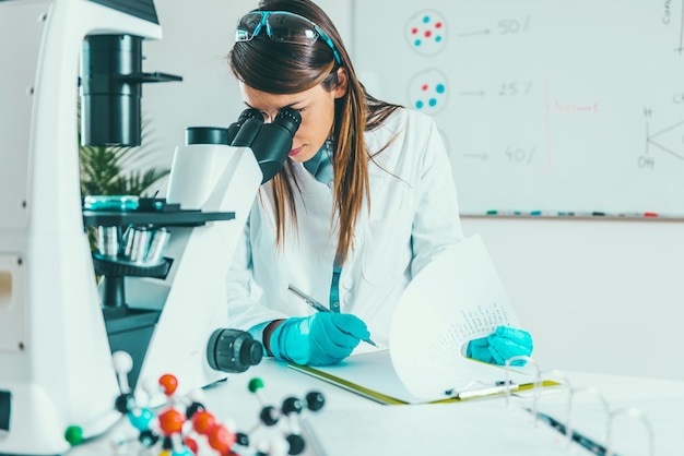 Femme scientifique recherchant des échantillons en laboratoire