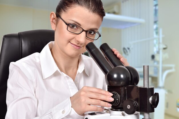 Femme scientifique, regarder travers, microscope