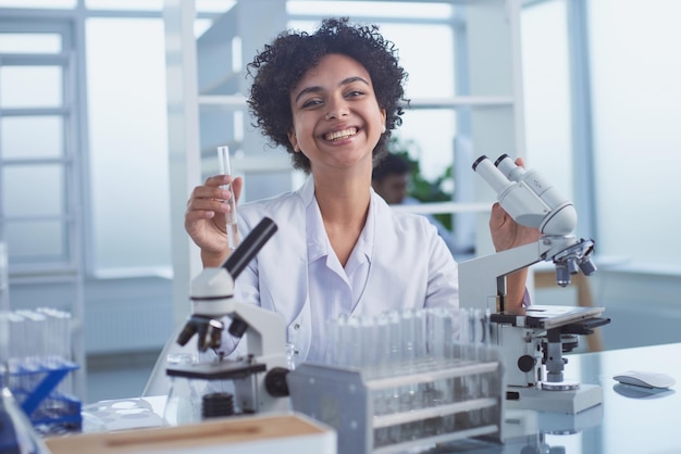 Femme scientifique travaillant dans le laboratoire